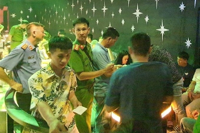 Hon 100 canh sat dot kich quan, phat hien 28 nguoi duong tinh ma tuy hinh anh