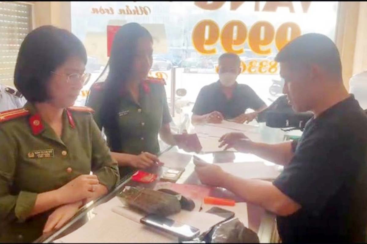 Cong an Ha Noi: Co doanh nghiep thue nguoi xep hang mua vang 'binh on' hinh anh