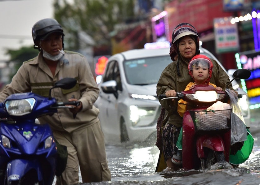 Mien Bac mua lon nhieu ngay toi, thang 7 kha nang co bao vao dat lien hinh anh