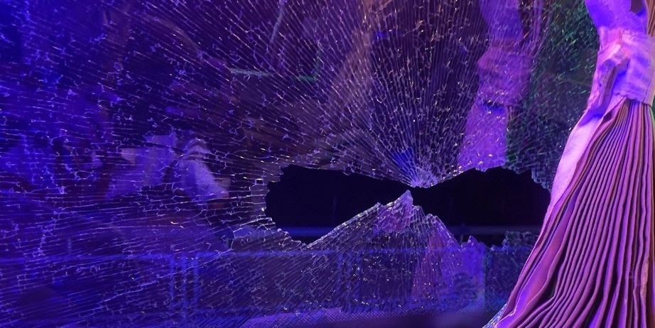 Hang loat xe khach nghi bi ban vo kinh tren cao toc My Thuan - Can Tho hinh anh