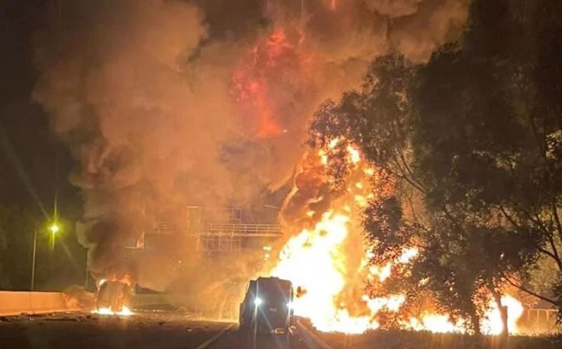 Phat hien thi the trong xe bon chay tren cao toc Ha Noi - Hai Phong hinh anh