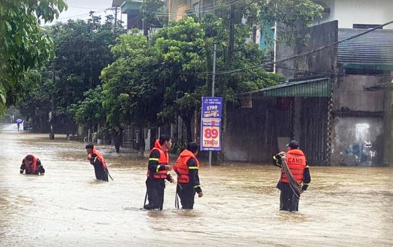 TP Ha Giang mua lon, co noi ngap sau 1 m hinh anh