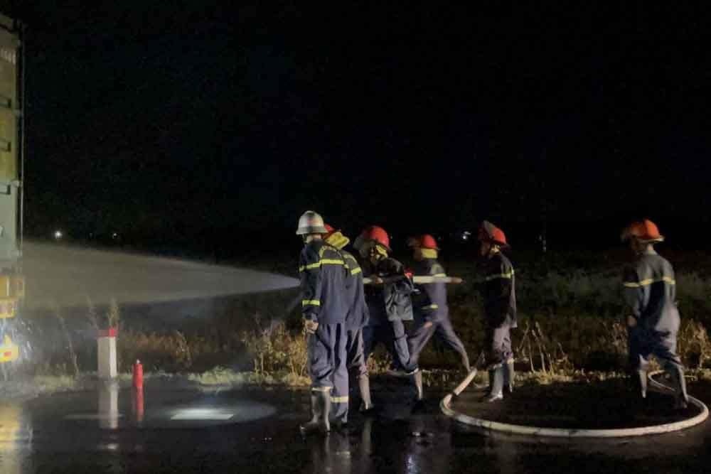 Xe container chay du doi trong dem hinh anh