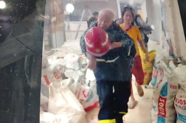 Cuu cu ba 92 tuoi mac ket trong dam chay cua hang do choi hinh anh