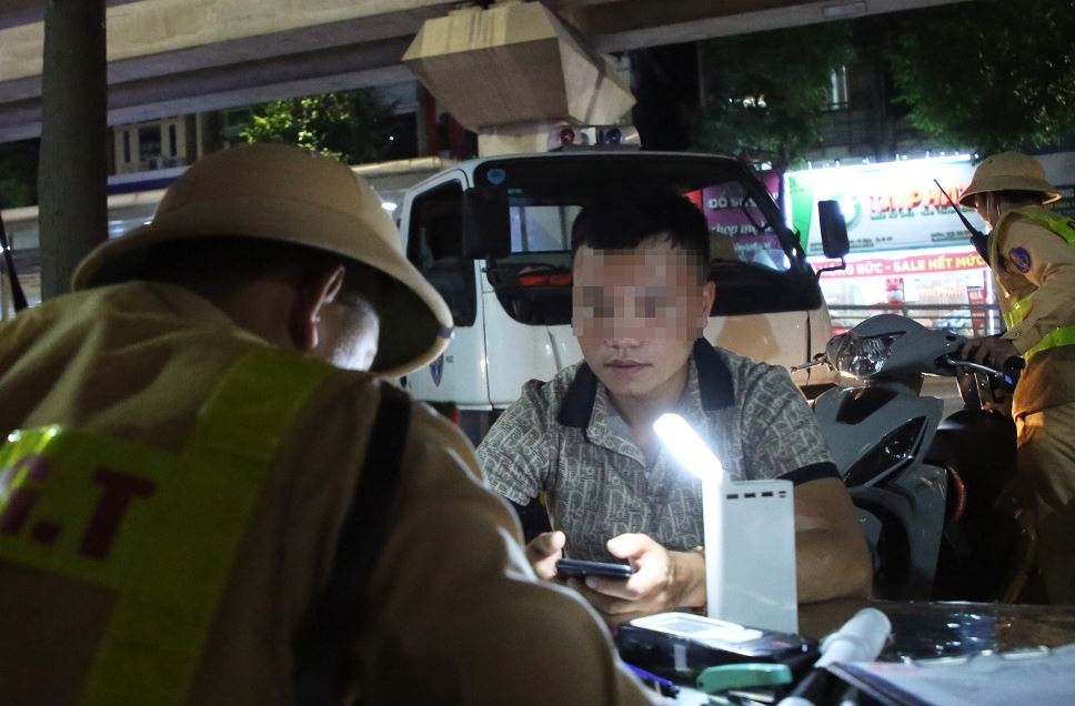 Vi pham nong do con bi phat 2,5 trieu dong, tai xe noi do duoc moi bia hinh anh