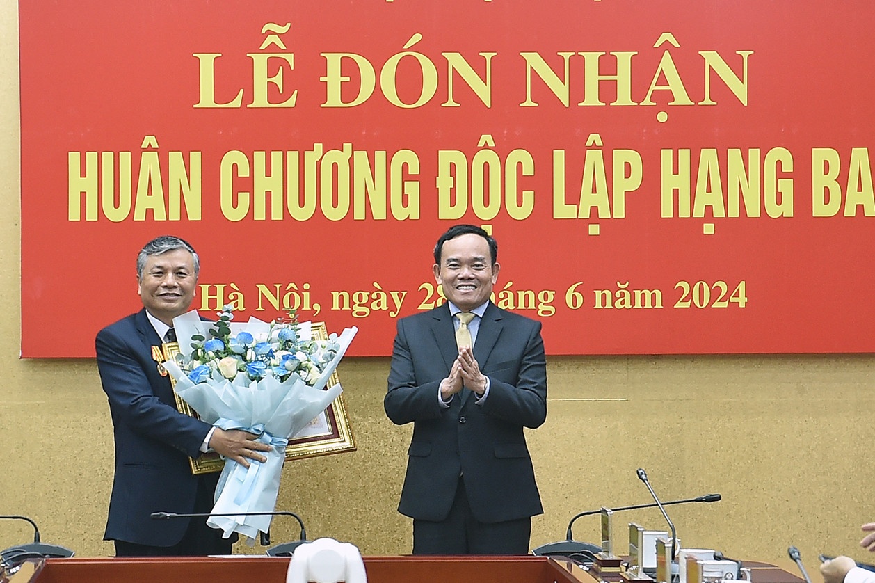 Thu truong Bo Noi vu va 3 tuong linh quan doi nghi huu hinh anh