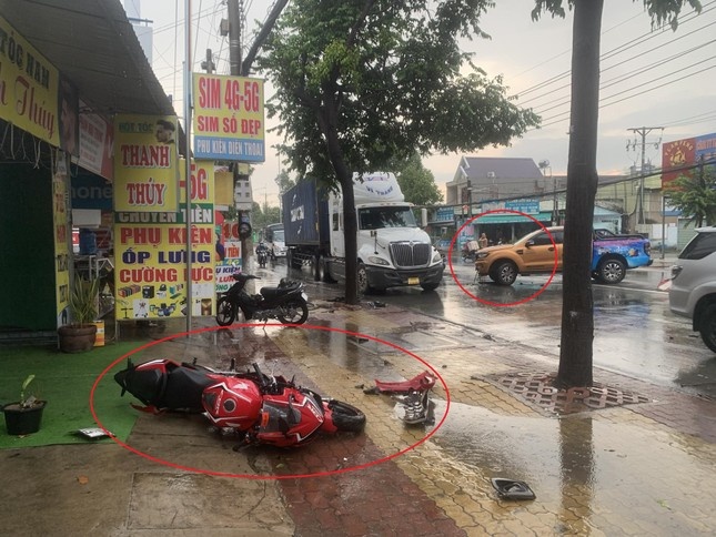 Nam sinh vien di xe phan khoi lon nguy kich sau khi huc vao dau xe tai hinh anh