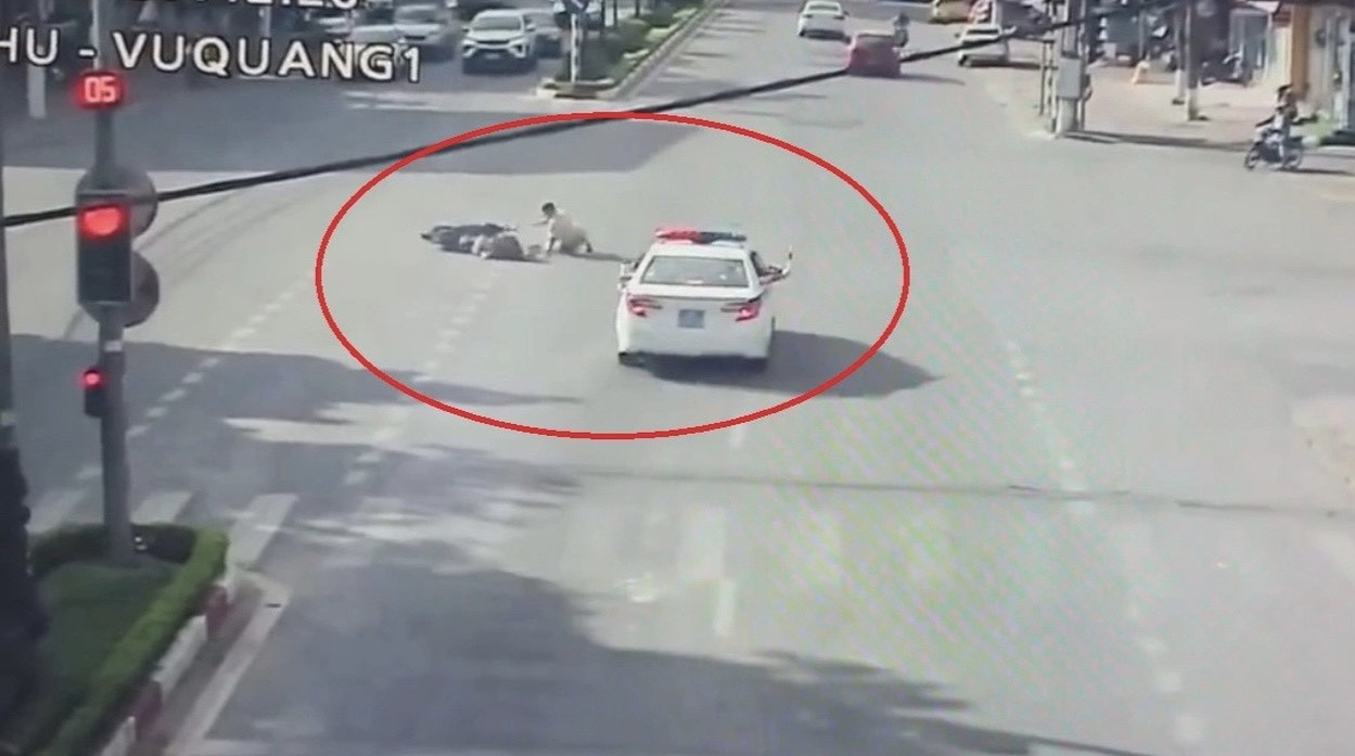 CSGT kip thoi chan nguoi phu nu lao xe vao doan xe uu tien hinh anh