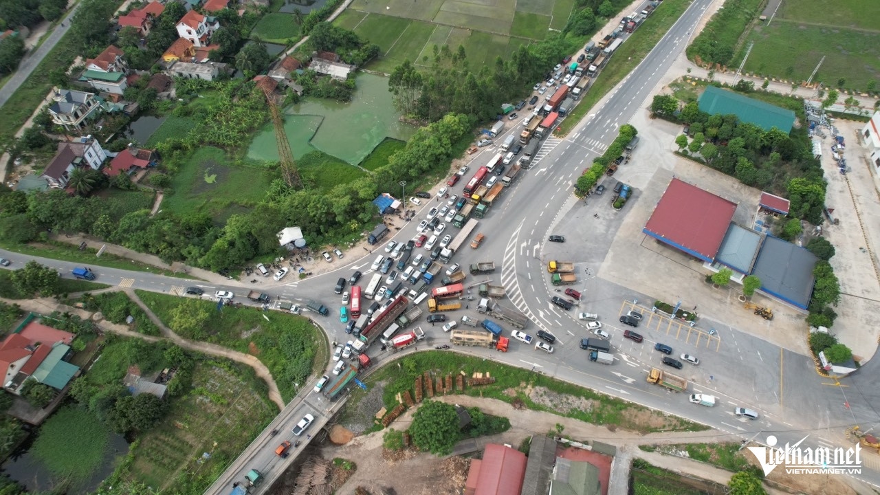 Tai xe bo oto giua cau Phong Chau, nghi nhay xuong song tu tu hinh anh