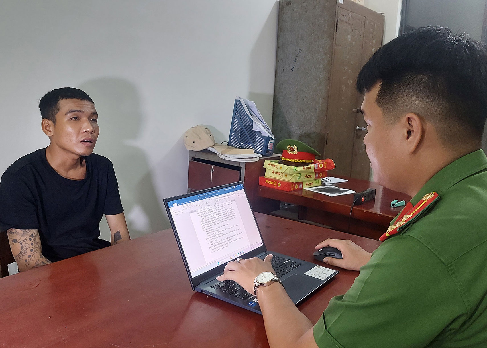 Thanh nien khong che, bat nu chu tiem uon toc chup anh khoa than hinh anh