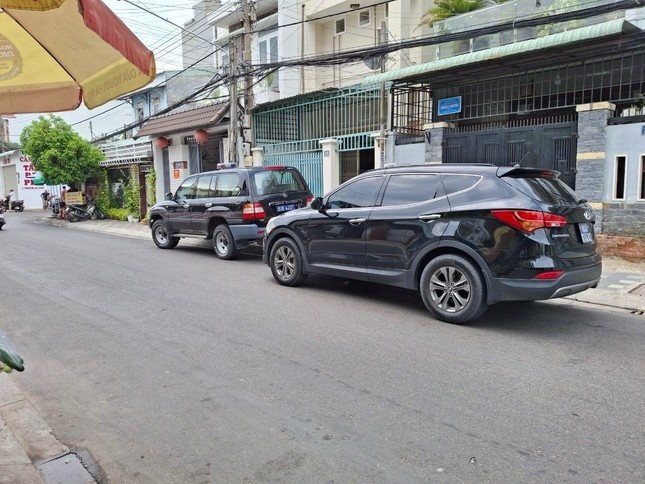 Xe bien xanh cho canh sat toi nha cuu pho chu tich tinh Binh Thuan hinh anh