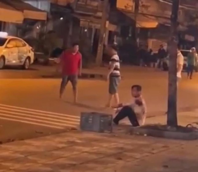 Chem ban dut lia ban tay vi chuyen no nan hinh anh