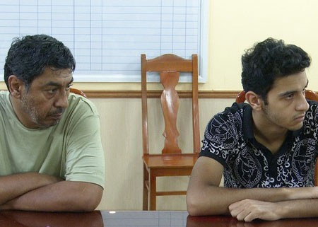 Hai nguoi dan ong nuoc ngoai dan canh roi trom cap o Quang Binh hinh anh