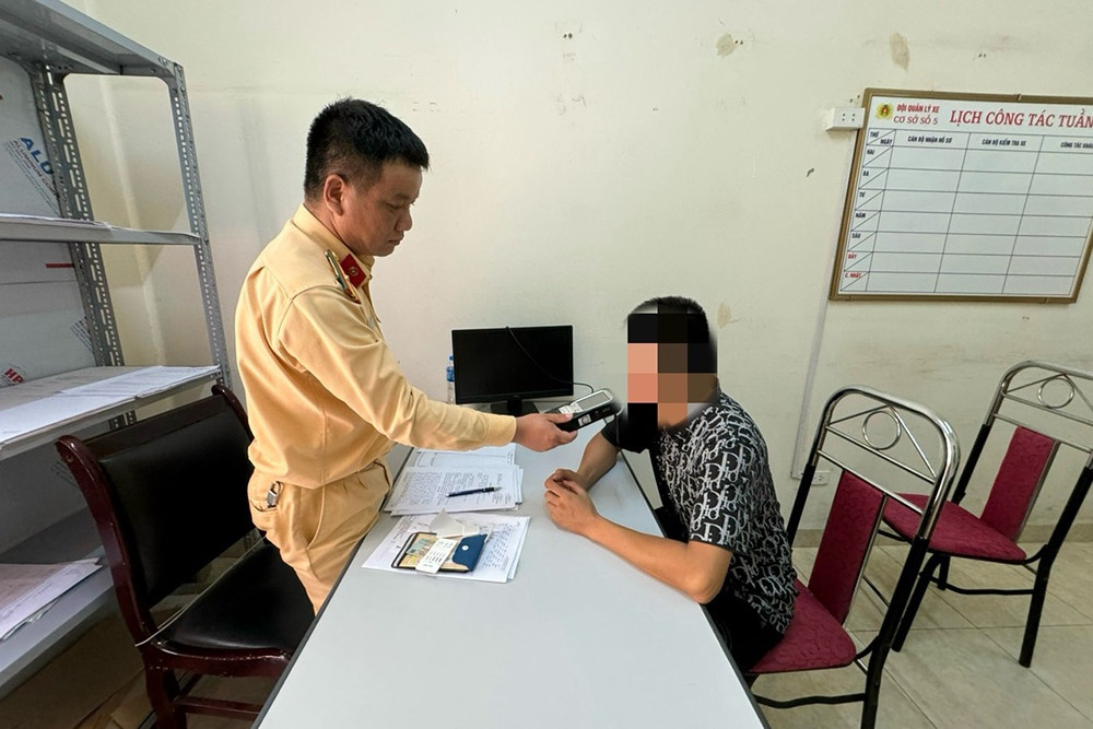 Tai xe xe khach vuot den do gay tai nan o Ha Noi, trinh dien cong an hinh anh