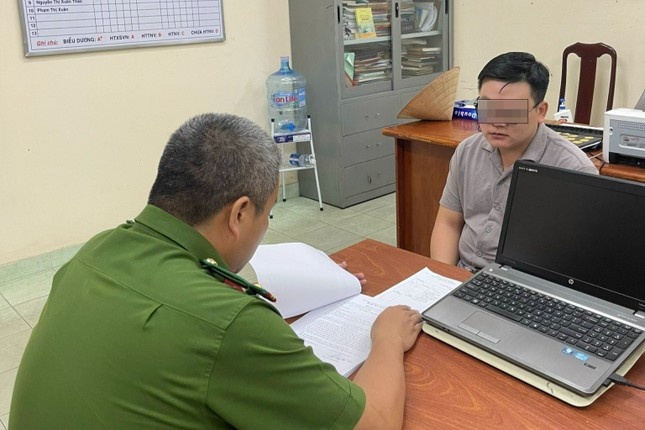 Cong an lam viec voi tai xe danh toi tap nam thanh nien o TP.HCM hinh anh