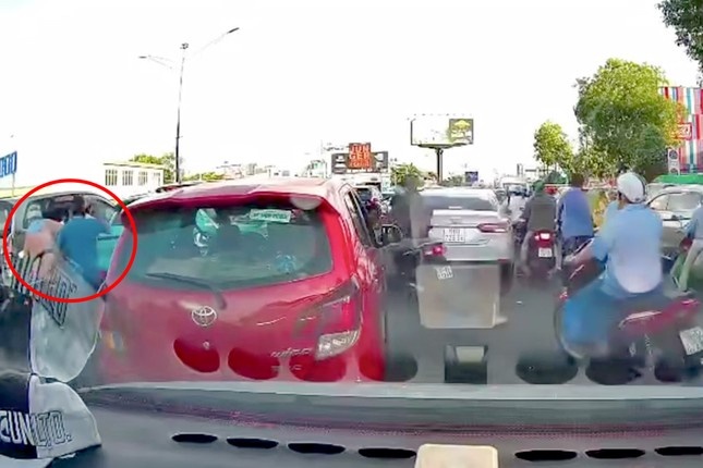 Tài xế,  Đấm gục phụ nữ,  TP.HCM ảnh 2 Tai xe,  Dam guc phu nu,  TP.HCM anh 2
