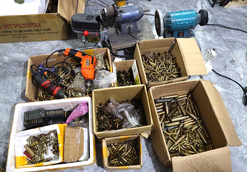 Mua ban trai phep,  Vu khi quan dung anh 2