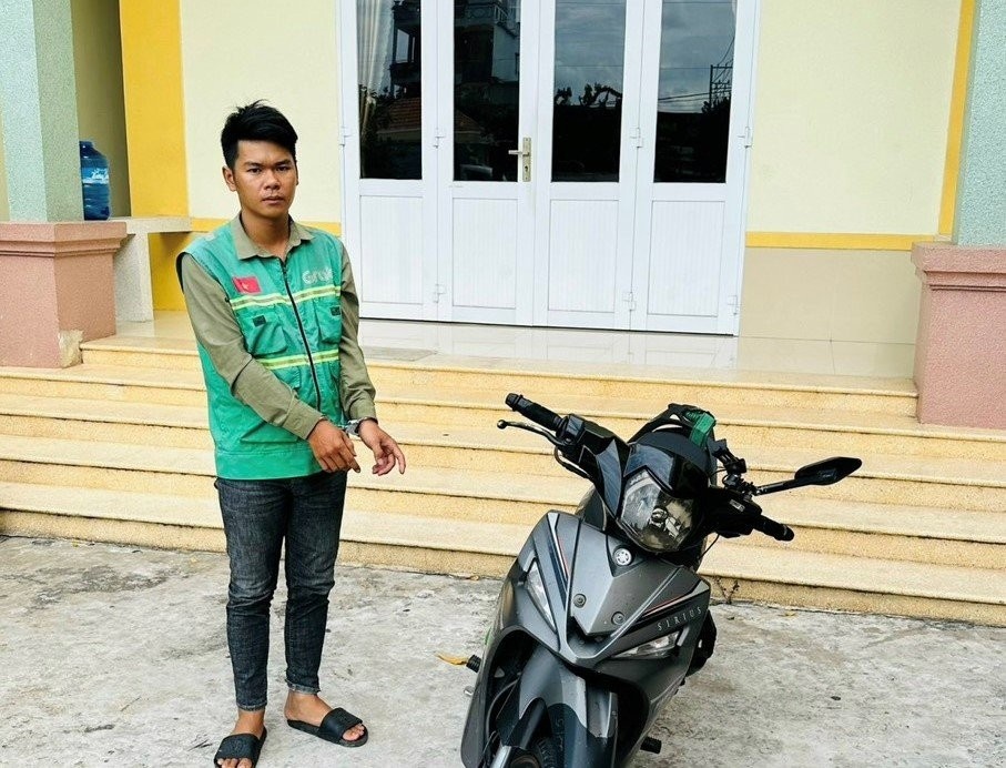 Bat giu tai xe xe om cuop giat day chuyen vang hinh anh