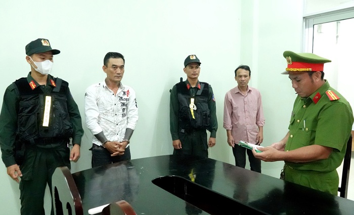 Dùng vỏ điện thoại,  Giở thói côn đồ ảnh 1 Dung vo dien thoai,  Gio thoi con do anh 1