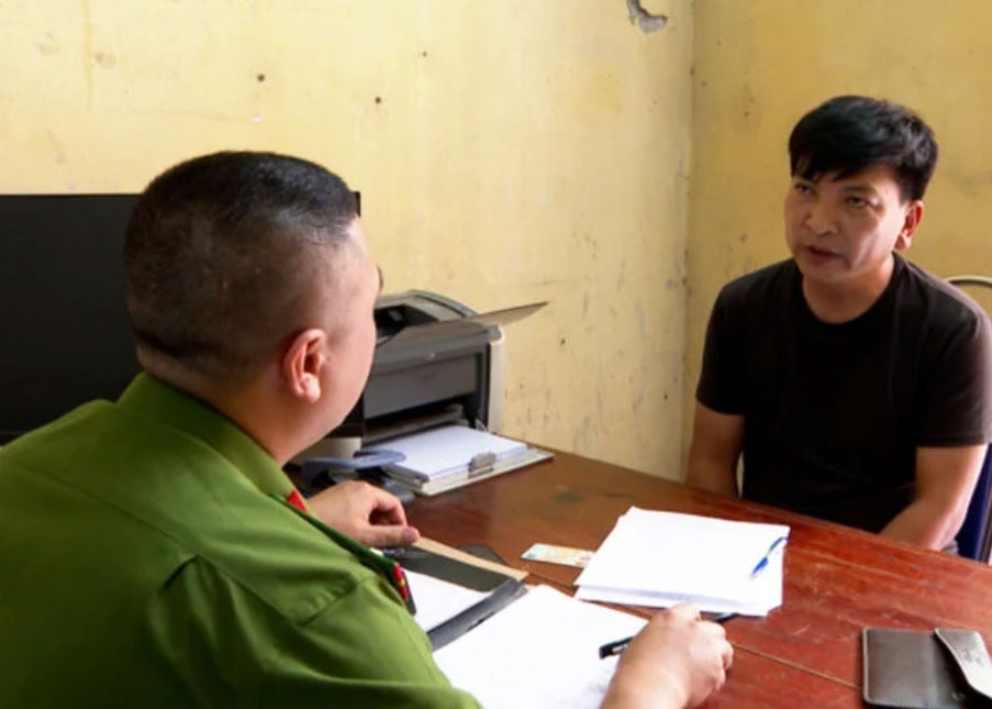 Khoi to thay day lai chan dau oto, xit hoi cay vao tai xe o Thai Binh hinh anh