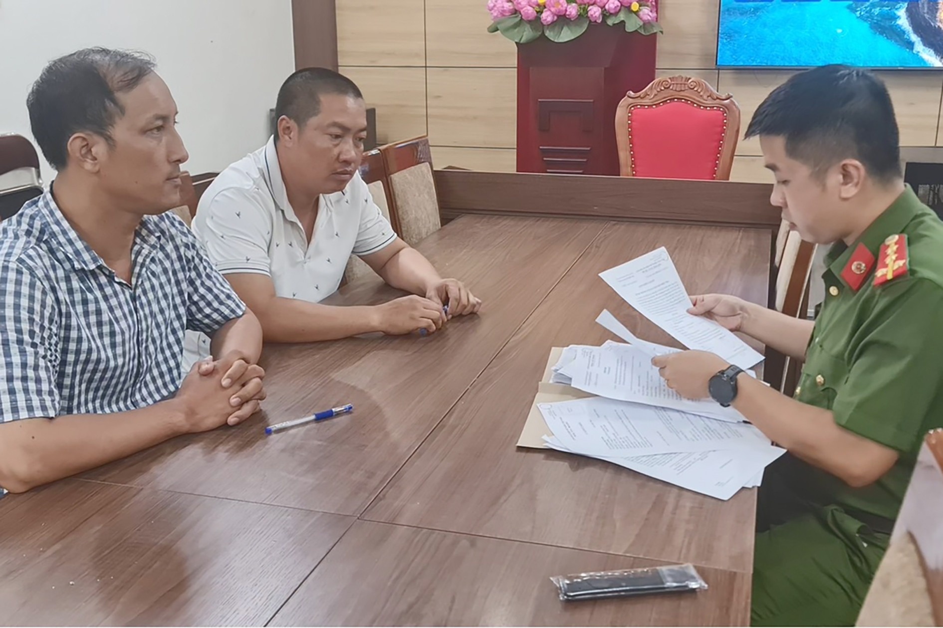 Tam giu hinh su 2 tai xe 'taxi du' sau chi dao cua tuong Dinh Van Noi hinh anh