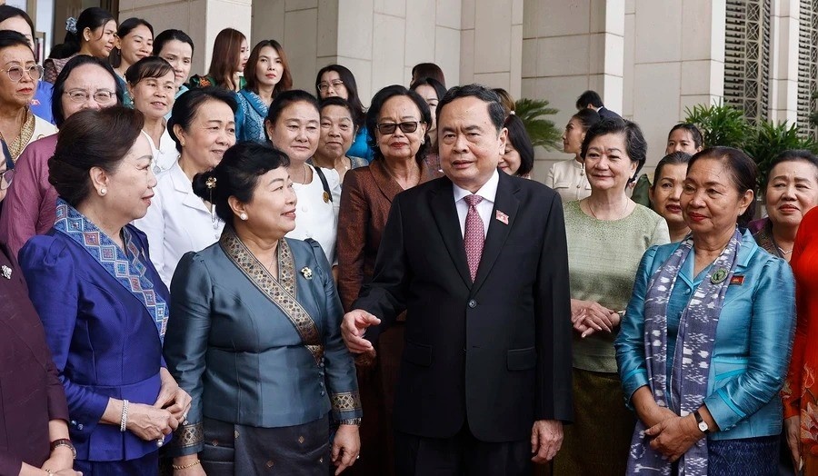 Chu tich Quoc hoi tiep Hoi phu nu va nu doanh nhan Campuchia, Lao hinh anh