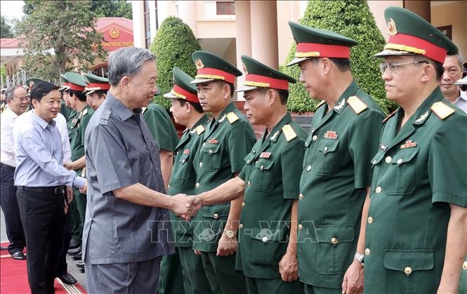 Chu tich nuoc To Lam tham Lu doan Cong binh 25, Quan khu 9 hinh anh