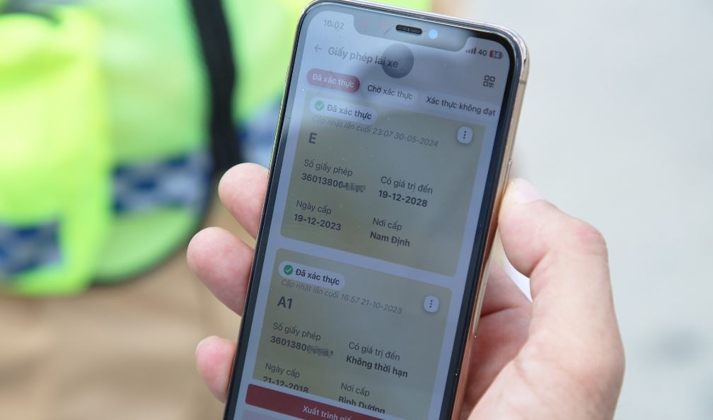 Tai xe hao hung xuat trinh bang lai qua VNeID hinh anh