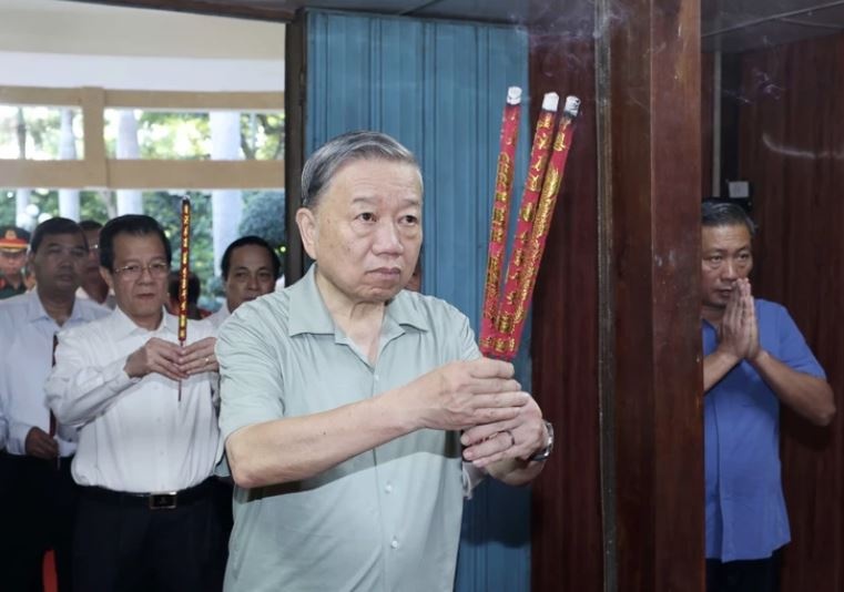 Chu tich nuoc To Lam dang huong tuong nho Chu tich Ho Chi Minh hinh anh