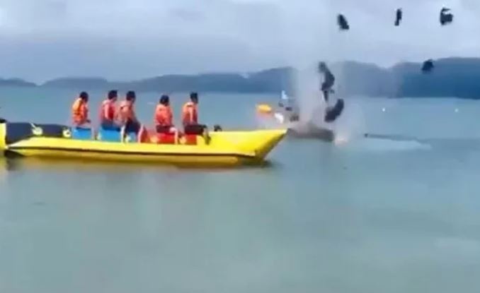 Ca no phat no tren bien Co To, tai xe bi hat tung hinh anh