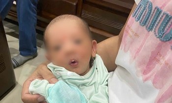 Be so sinh o Lao Cai bi bo roi truoc cua nha dan trong dem hinh anh