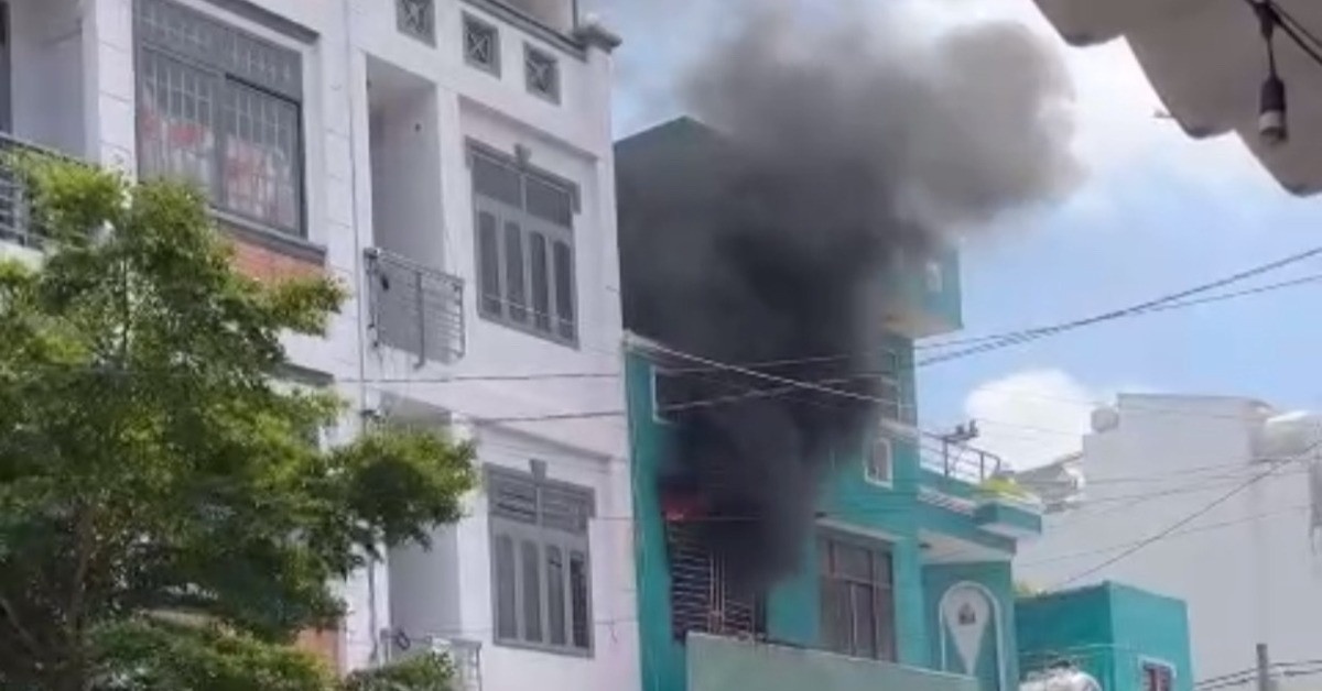 Cuu cu ba 79 tuoi khoi can nha ruc lua o TP.HCM hinh anh