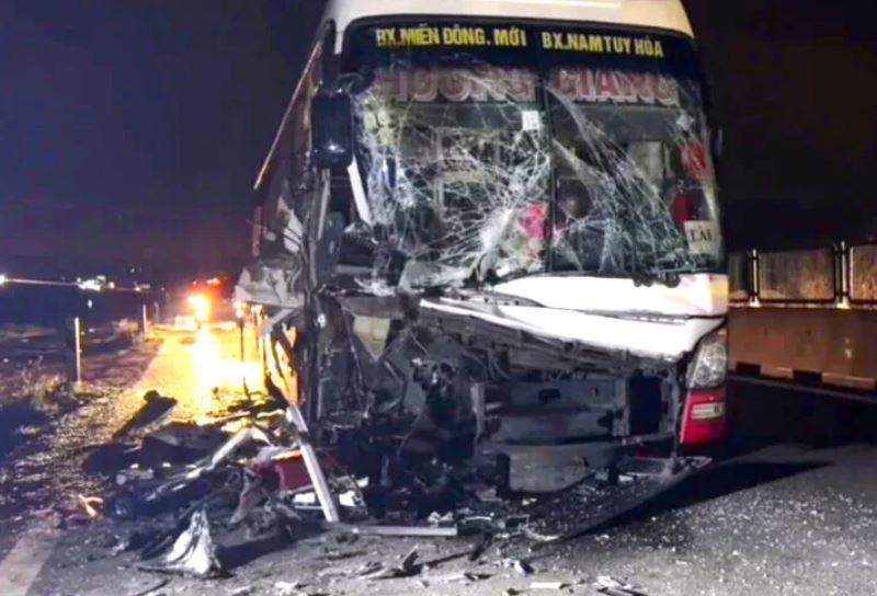 Phu xe tu vong khi xe dau keo bi tong o cao toc Vinh Hao - Phan Thiet hinh anh