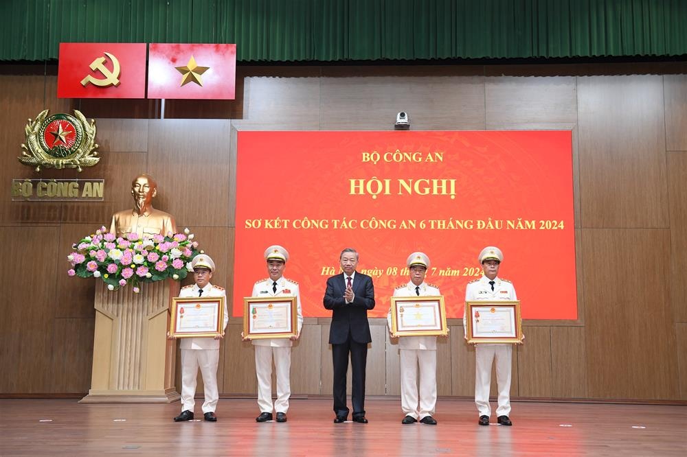 Chu tich nuoc To Lam anh 1