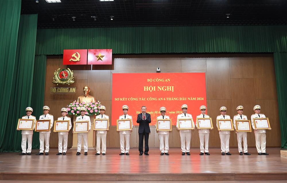 Chu tich nuoc To Lam anh 2