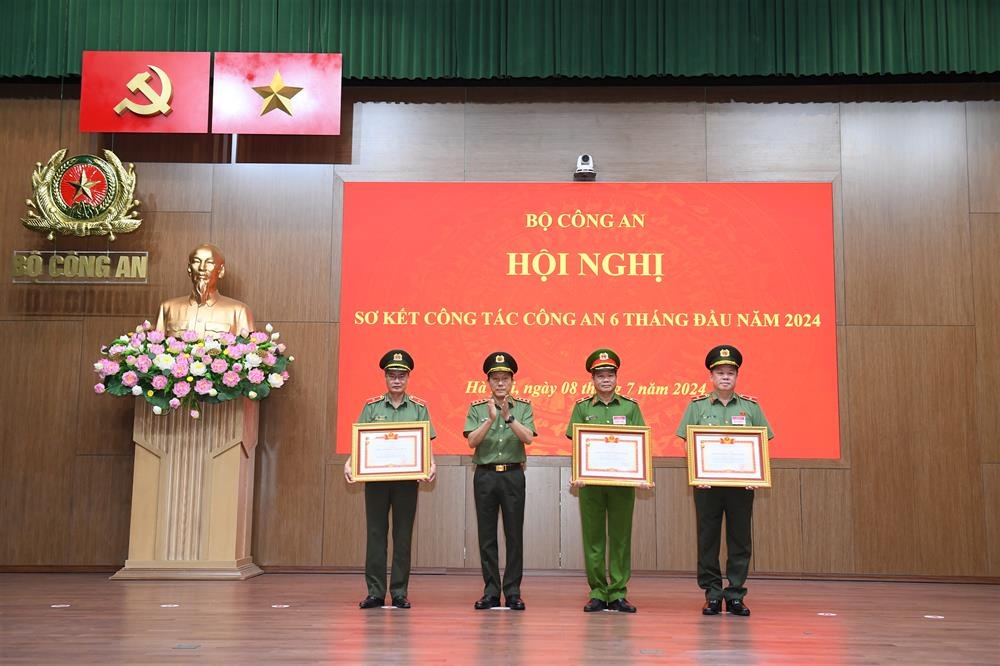 Chu tich nuoc To Lam anh 3