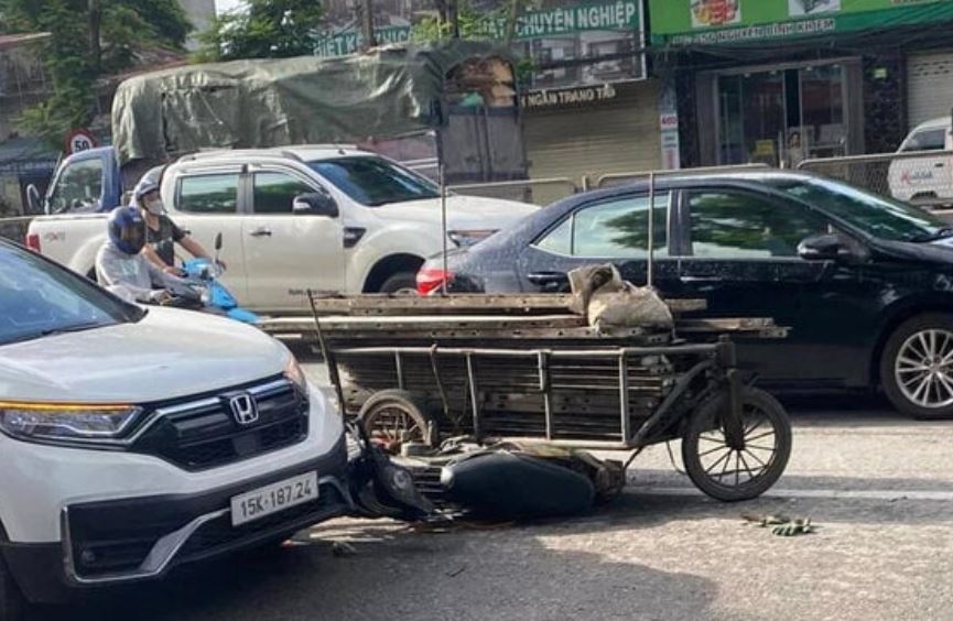 Xe tu che va cham o to dau keo, mot nguoi thiet mang hinh anh