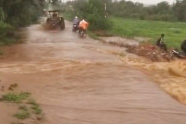 Chu tich Hoi nong dan xa o Dak Lak bi nuoc lu cuon troi hinh anh