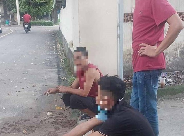 Hai nhom hon chien anh 1