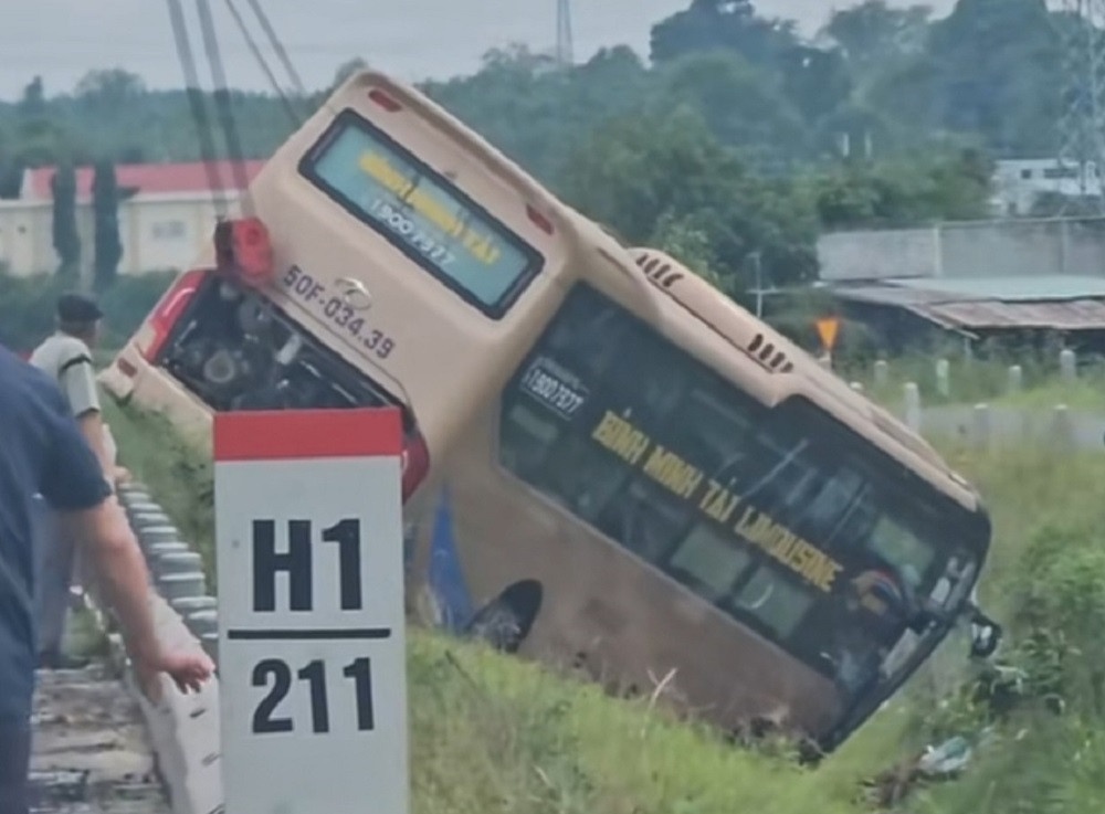 Xe khach lao xuong muong sau va cham tren cao toc Vinh Hao-Phan Thiet hinh anh