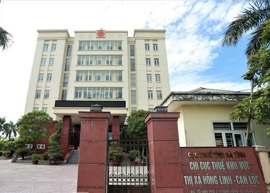 Nguyen nu doi truong doi kiem tra thue bi bat theo lenh truy na hinh anh