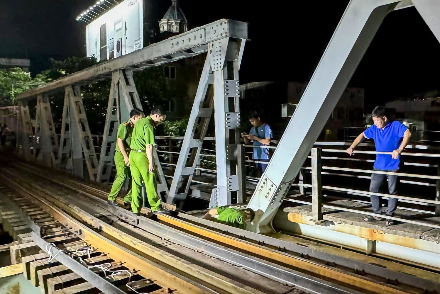 Thong tuyen duong sat Ha Noi - Hai Phong sau su co duong ray bi dam hinh anh