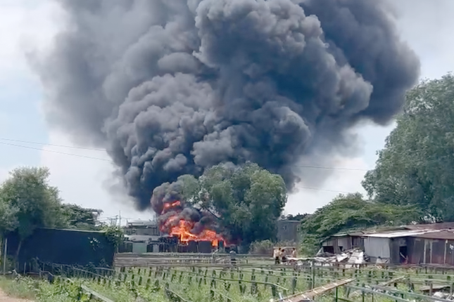 Khoi lua bao trum xuong go o vung ven TP.HCM hinh anh