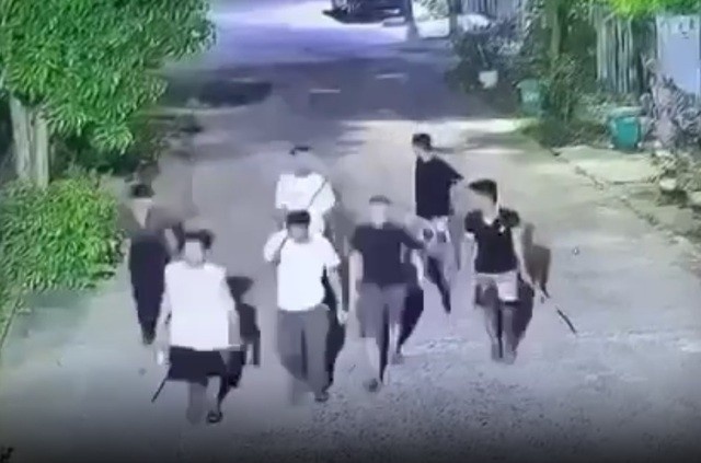 Hoc vien truong lai hon chien voi thanh nien dia phuong luc nua dem hinh anh