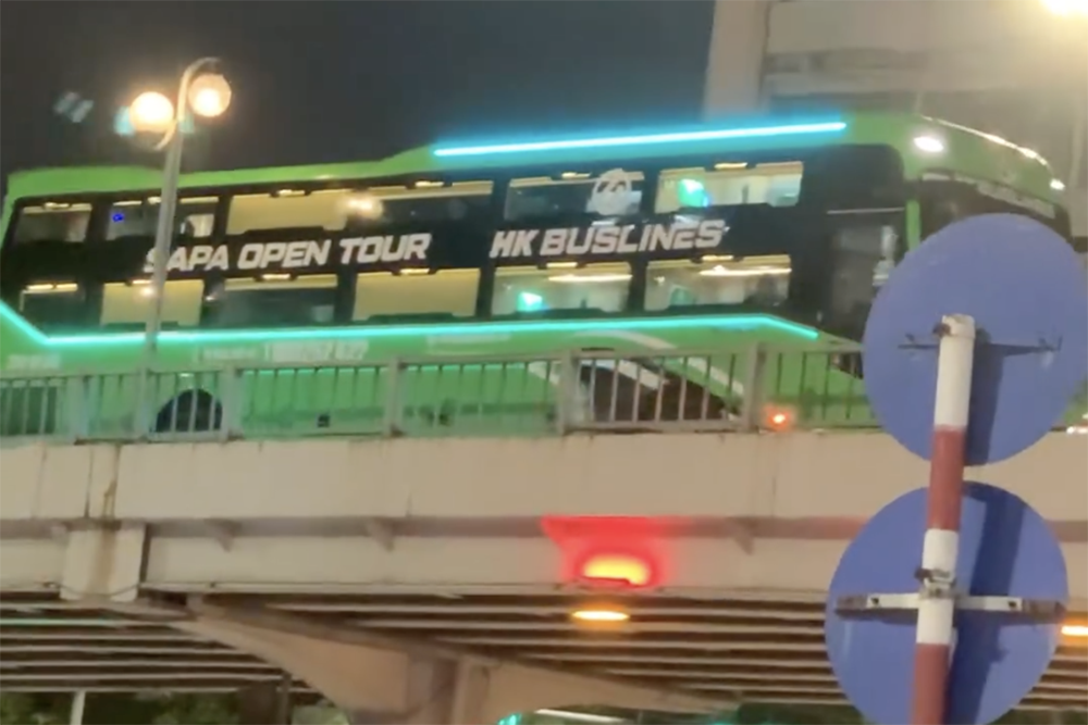 Phat tien, tuoc bang lai voi tai xe dieu khien xe 45 cho len cau vuot hinh anh