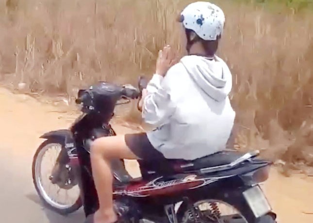 Thanh nien 'dien xiec' tren duong roi len mang xa hoi khoe chien tich hinh anh