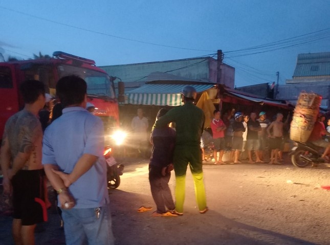 Cong an dieu tra vu dot xe tai o cho dau moi nong san hinh anh