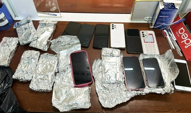 Nhom doi tuong tra tron lay trom 17 dien thoai tai hoi cho hinh anh