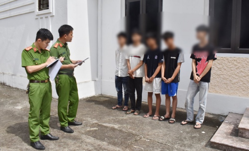 5 nhan vien nha hang nua dem mang tuyp sat gay su danh nhau hinh anh