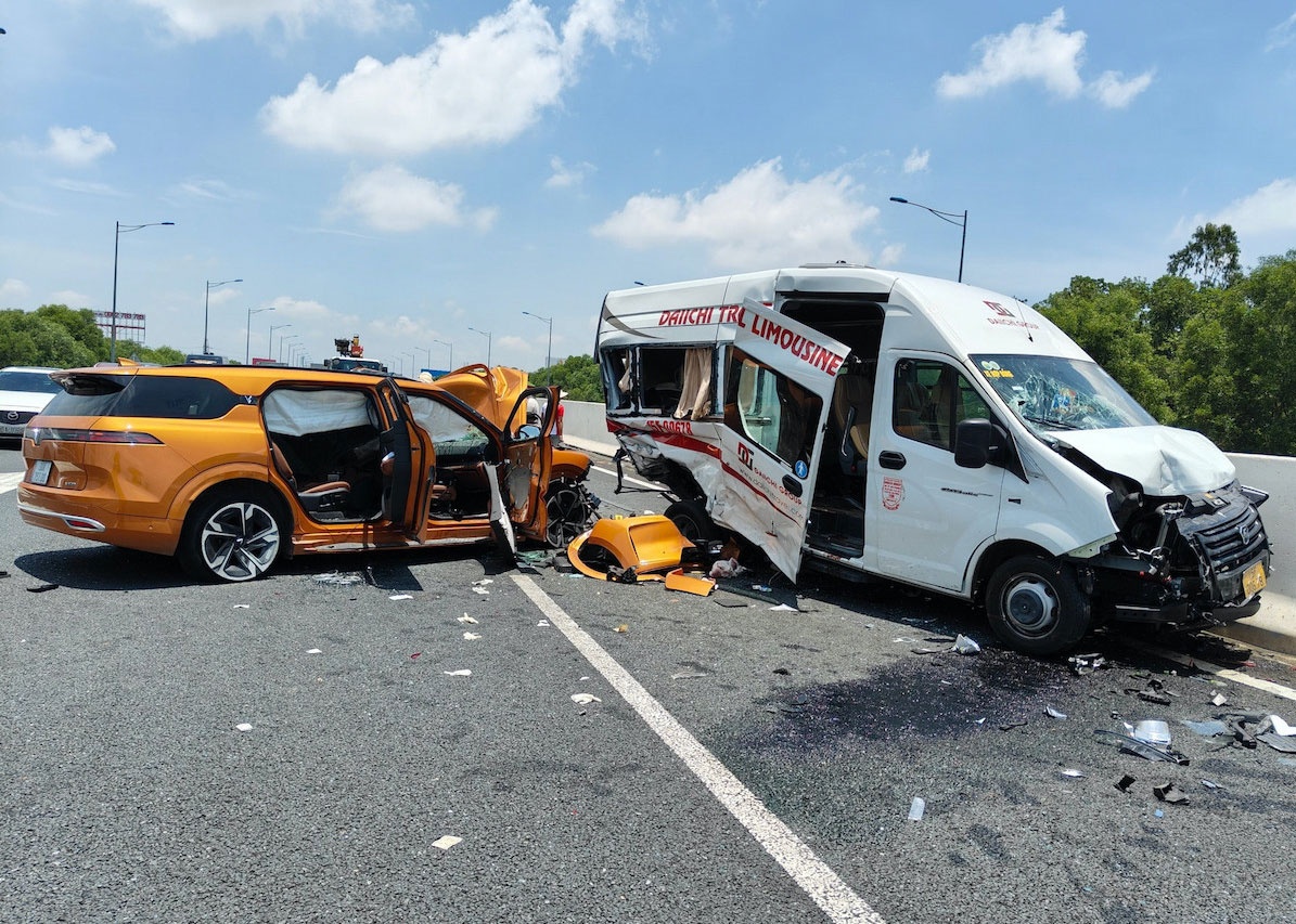 Tai nan tren cao toc Ha Noi - Hai Phong: Cac xe con han dang kiem? hinh anh